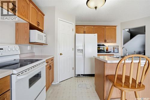 1204 Boehm Bay N, Regina, SK - Indoor Photo Showing Kitchen