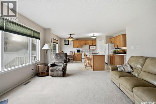 1204 Boehm Bay N, Regina, SK - Indoor Photo Showing Living Room