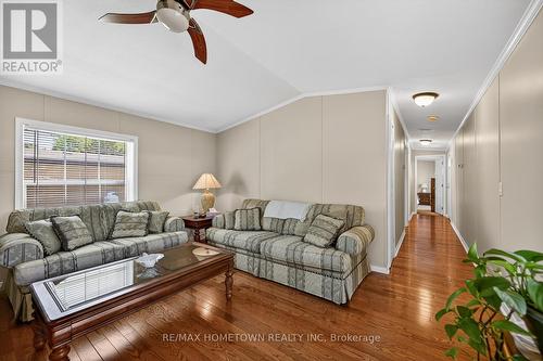 116 Hutt Road, Augusta, ON - Indoor Photo Showing Living Room