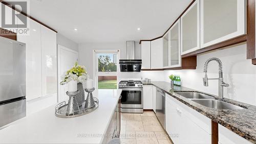 285 Bronte Road, Oakville, ON - Indoor Photo Showing Kitchen With Double Sink With Upgraded Kitchen