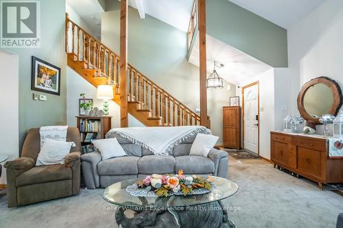 14 Oneida Crescent, Tiny, ON - Indoor Photo Showing Living Room