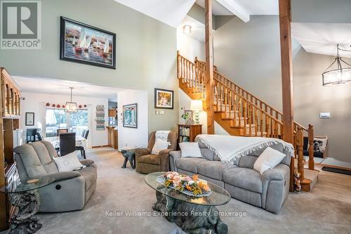 14 Oneida Crescent, Tiny, ON - Indoor Photo Showing Living Room