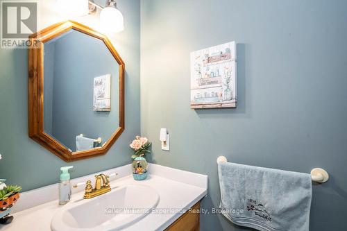 14 Oneida Crescent, Tiny, ON - Indoor Photo Showing Bathroom