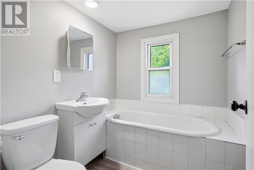 140 Baker Street, Sudbury, ON - Indoor Photo Showing Bathroom