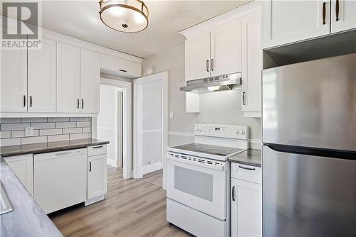 140 Baker Street, Sudbury, ON - Indoor Photo Showing Kitchen