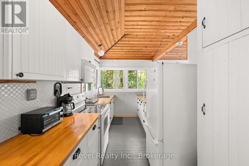 8004 Taits Beach Road, Hamilton Township (Bewdley), ON - Indoor Photo Showing Kitchen