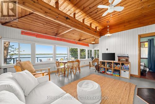 8004 Taits Beach Road, Hamilton Township (Bewdley), ON - Indoor Photo Showing Living Room