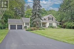 7 COLONIAL CRESCENT Oakville, ON L6J 4K8