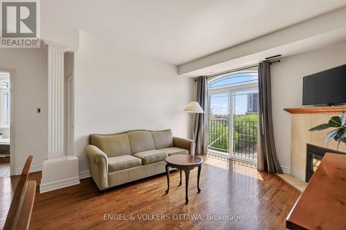 401 - 711 Churchill Avenue, Ottawa, ON - Indoor Photo Showing Living Room