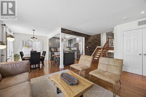 45 Foreht Crescent, Aurora, ON - Indoor Photo Showing Living Room