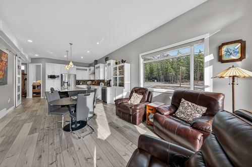 4978 Ponderosa Crescent, Canal Flats, BC - Indoor Photo Showing Living Room
