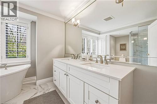 7 Colonial Crescent, Oakville, ON - Indoor Photo Showing Bathroom