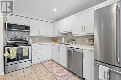 213 Tunbridge Road, Barrie, ON - Indoor Photo Showing Kitchen With Upgraded Kitchen