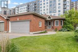 7 ROSEGLEN PRIVATE  Ottawa, ON K1H 1B5