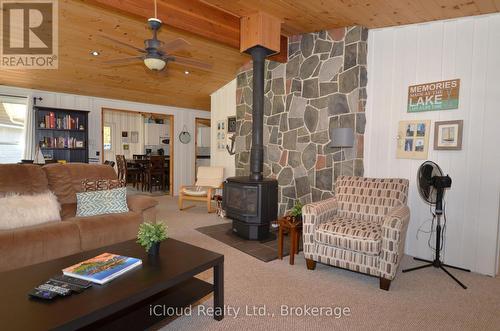 20 Roberval Circle, Tiny, ON - Indoor Photo Showing Living Room