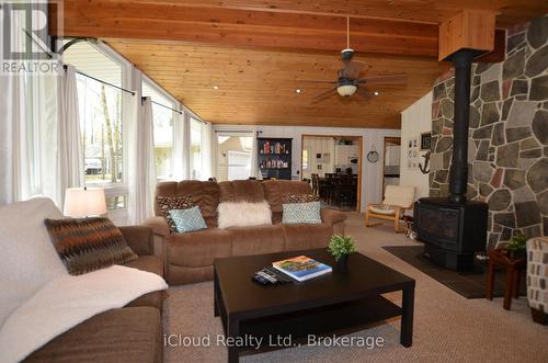 20 Roberval Circle, Tiny, ON - Indoor Photo Showing Living Room