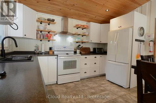 20 Roberval Circle, Tiny, ON - Indoor Photo Showing Kitchen