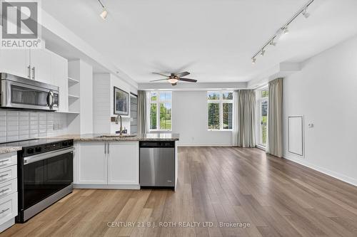 310 - 40 Horseshoe Boulevard, Oro-Medonte, ON - Indoor Photo Showing Kitchen With Upgraded Kitchen