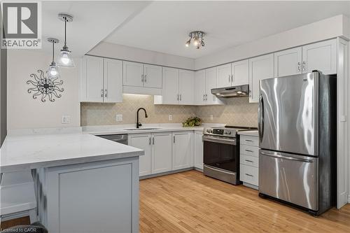 475 Annapolis Court, Waterloo, ON - Indoor Photo Showing Kitchen With Upgraded Kitchen