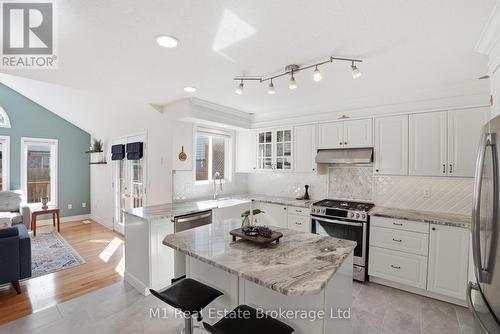 89 Mcarthur Drive, Guelph (Pineridge/Westminster Woods), ON - Indoor Photo Showing Kitchen With Upgraded Kitchen