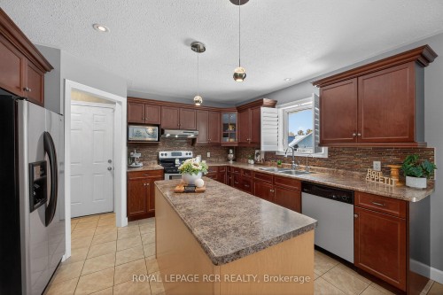 17 Deaken Drive, East Luther Grand Valley, ON - Indoor Photo Showing Kitchen With Double Sink