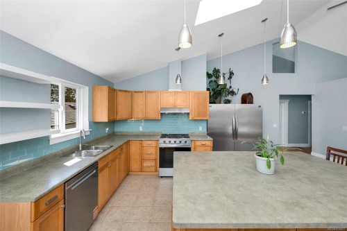 610 Ralph St, Saanich, BC 