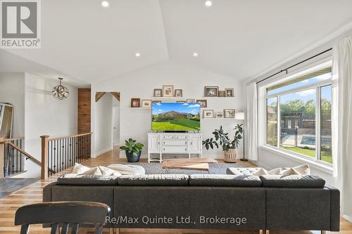 68 Hiddenvalley Drive, Belleville (Thurlow Ward), ON - Indoor Photo Showing Living Room