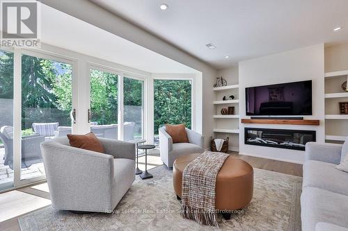 1528 Warland Road, Oakville (Sw Southwest), ON - Indoor Photo Showing Living Room With Fireplace