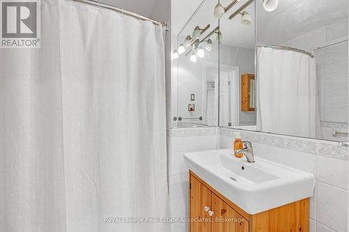 15 - 2 Vineland Avenue, Hamilton, ON - Indoor Photo Showing Bathroom