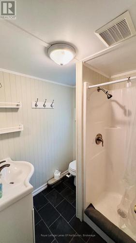 1099 Yellow Rock Drive, Highlands East (Glamorgan), ON - Indoor Photo Showing Bathroom