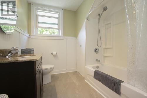 394 Charles St, Sault Ste. Marie, ON - Indoor Photo Showing Bathroom