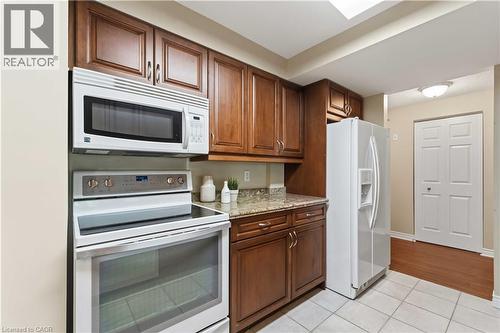 970 Golf Links Road Unit# 205, Ancaster, ON - Indoor Photo Showing Kitchen