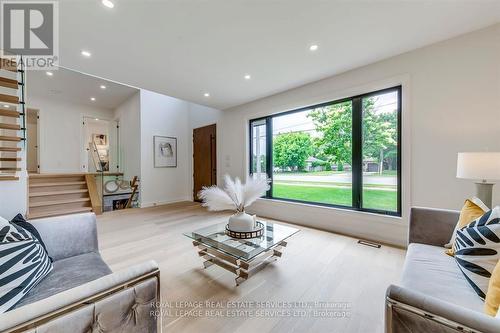 559 Walkers Line, Burlington, ON - Indoor Photo Showing Living Room
