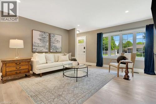 22 Dale Avenue, Cambridge, ON - Indoor Photo Showing Living Room