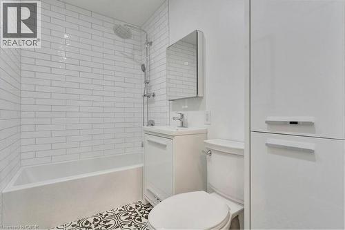 22 Dale Avenue, Cambridge, ON - Indoor Photo Showing Bathroom