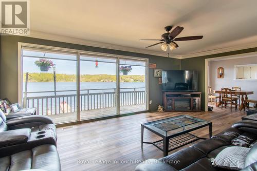 441 Champlain Road, Penetanguishene, ON - Indoor Photo Showing Living Room