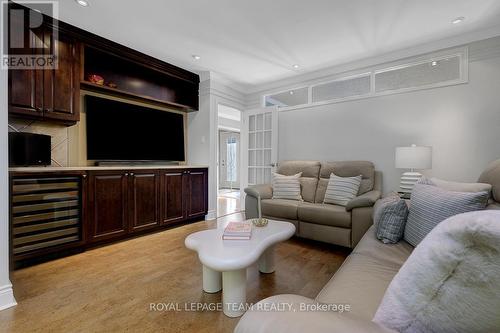 33 Okanagan Drive, Ottawa, ON - Indoor Photo Showing Living Room