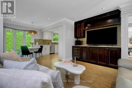 33 Okanagan Drive, Ottawa, ON - Indoor Photo Showing Living Room