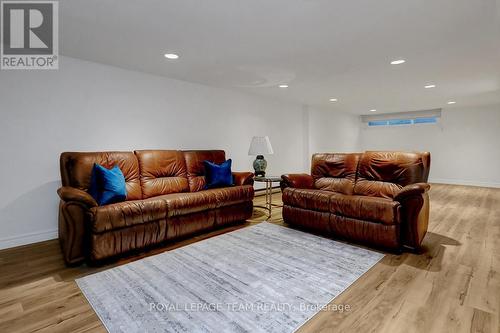 33 Okanagan Drive, Ottawa, ON - Indoor Photo Showing Living Room