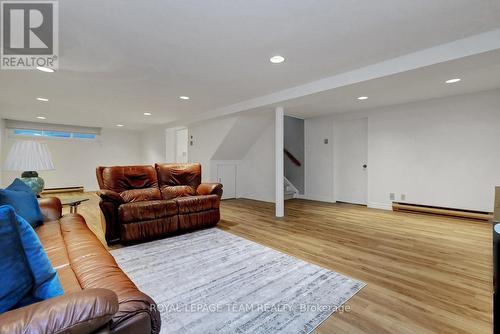 33 Okanagan Drive, Ottawa, ON - Indoor Photo Showing Living Room
