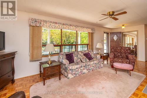 22 Glendale Road, Tiny, ON - Indoor Photo Showing Living Room