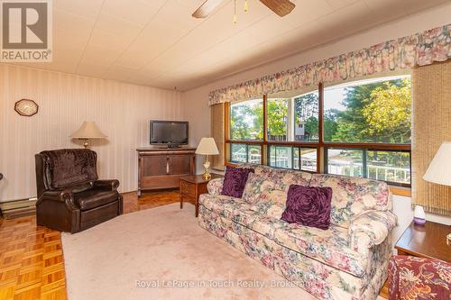 22 Glendale Road, Tiny, ON - Indoor Photo Showing Living Room