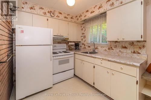 22 Glendale Road, Tiny, ON - Indoor Photo Showing Kitchen