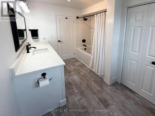 Shower/Tub Combo Modern Bath - 8101 Kings River Road, Ramara, ON - Indoor Photo Showing Other Room