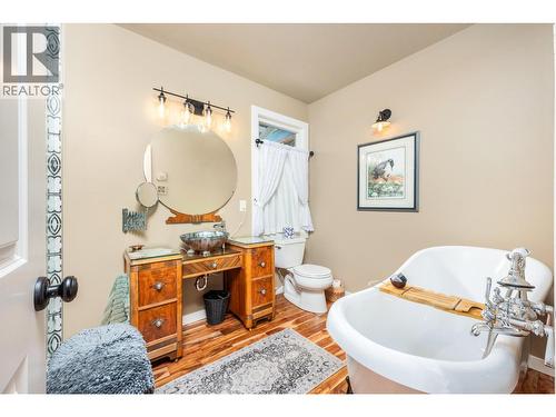 6934 Highway 6, Coldstream, BC - Indoor Photo Showing Bathroom