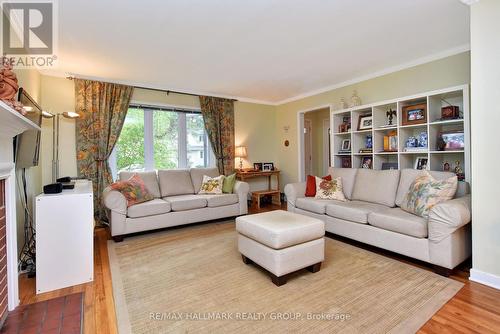 32 Arundel Avenue, Ottawa, ON - Indoor Photo Showing Living Room