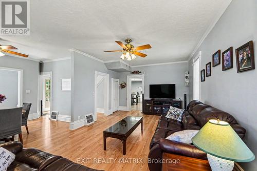 3198 138 Highway, North Stormont, ON - Indoor Photo Showing Living Room