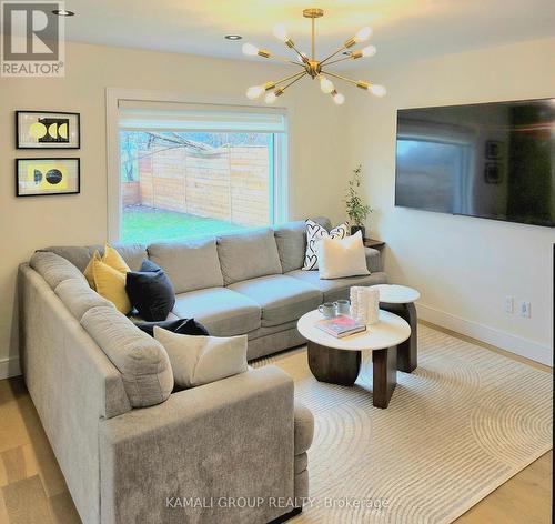 169 Charlton Boulevard, Toronto, ON - Indoor Photo Showing Living Room