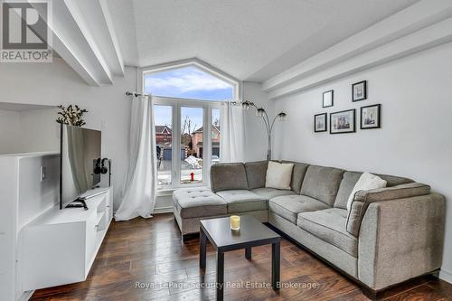 1280 Forest Street, Innisfil, ON - Indoor Photo Showing Living Room