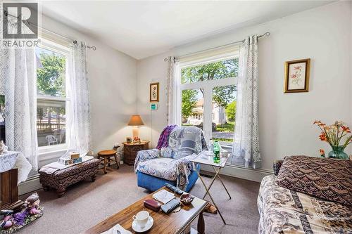 394 Palmerston Street South, Sarnia, ON - Indoor Photo Showing Living Room
